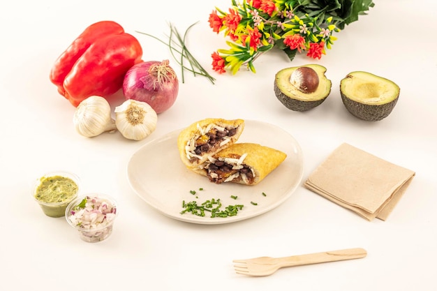 Talerz z kolorowym daniem